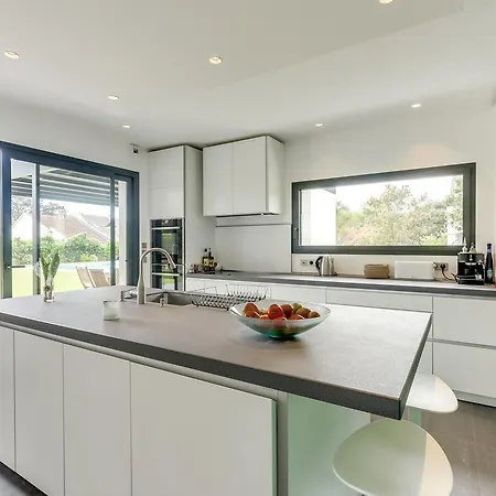 Beautiful House, Pool, And Beach Within Walking Distance In Piriac-sur-mer